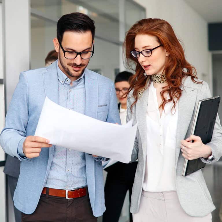 Equipo de consultores e profesores de MS Consultoría Integral en Salud discutiendo proyectos y estrategias en la oficina