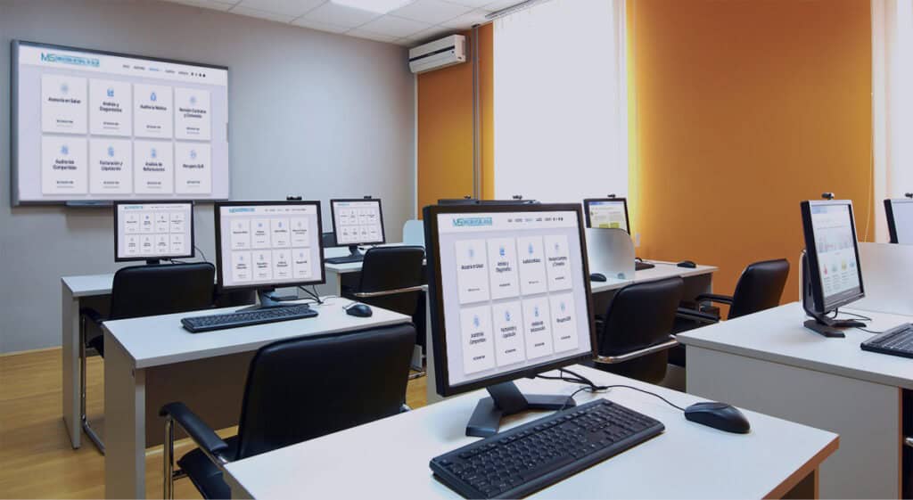 Aula de capacitación de MS Consultoría Integral en Salud equipada con computadoras, utilizada para la formación en servicios de salud en Argentina